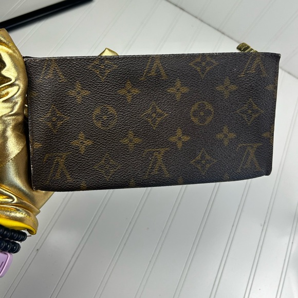 Louis Vuitton
Monogram Compact Tour Toiletry Pouch 20 Cosmetic Bag - Picture 6 of 14